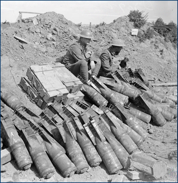 Une pose de soldats du régiment, tout près d'un dépot de munitions pour l'artillerie de tranchée.